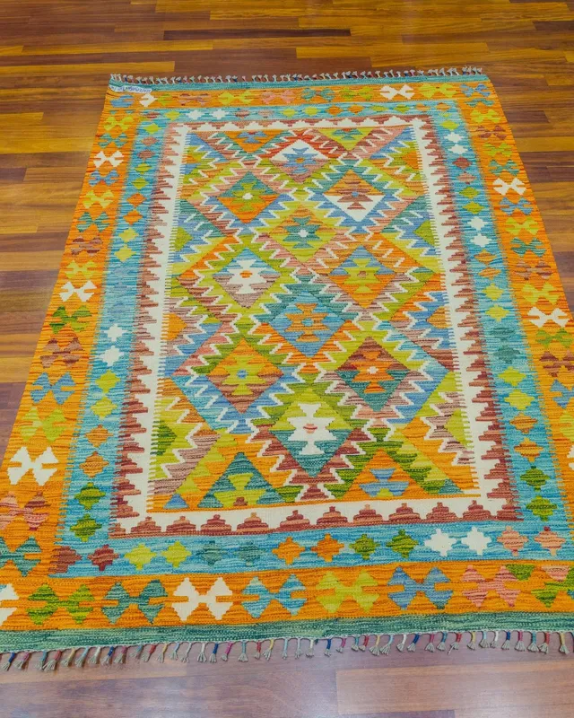 Turuncu bordürlü, açık mavi ve krem ara bordürlü, ortası çok renkli baklava kafesli kilim